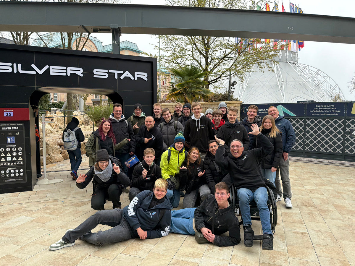 PACE-Gruppe bei einem gemeinsamen Freizeitparkbesuch